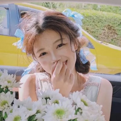 戴流苏耳环的少女